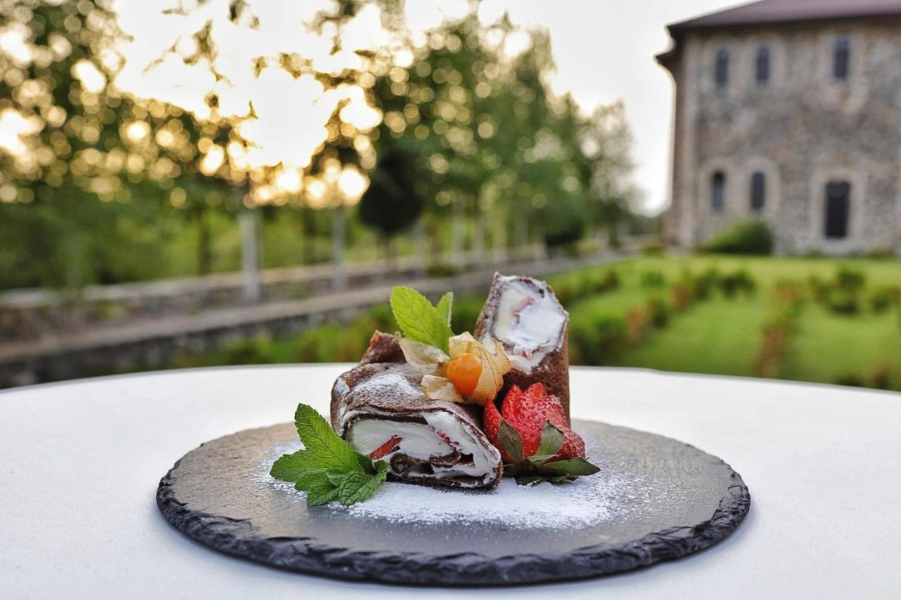 Country Spa Retreat Snagov Exterior foto A chocolate dessert