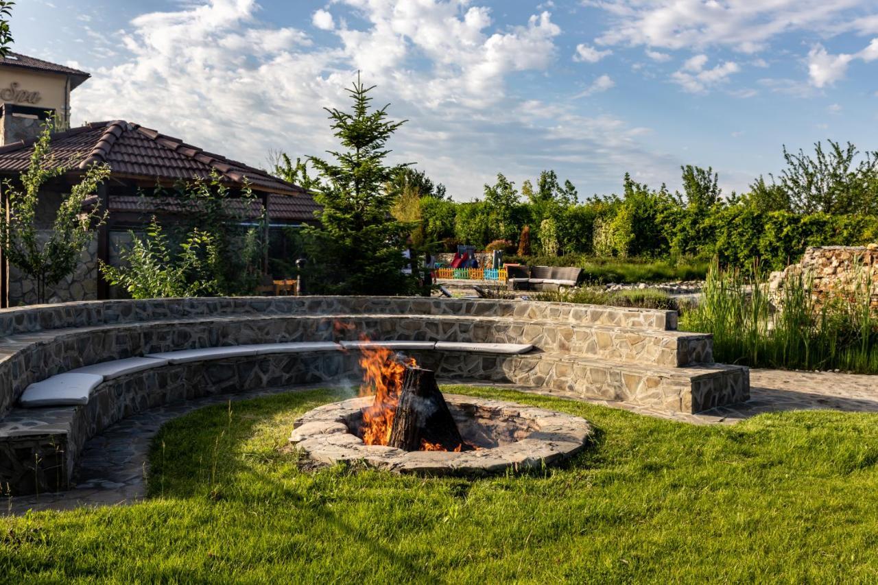 Country Spa Retreat Snagov Exterior foto The amphitheater