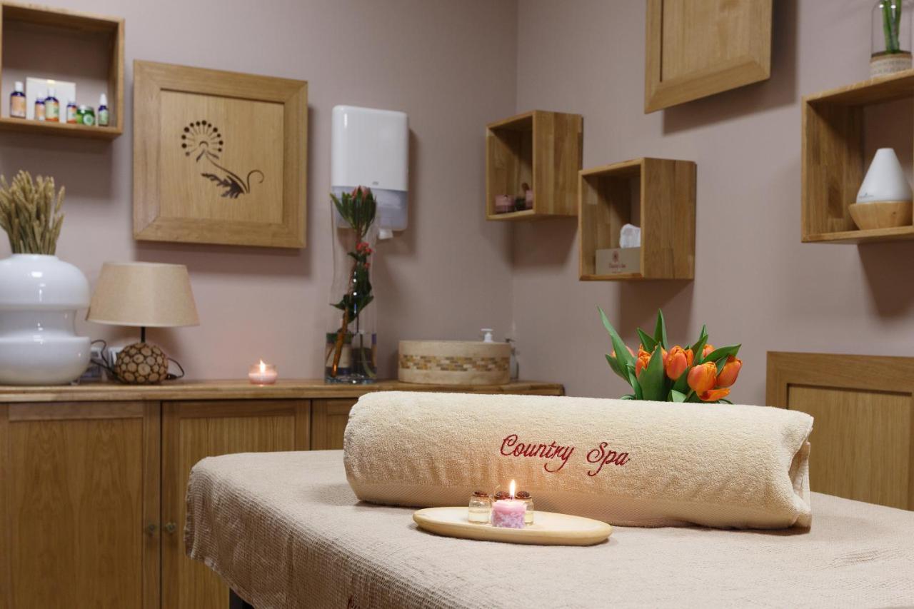 Country Spa Retreat Snagov Exterior foto A spa treatment room