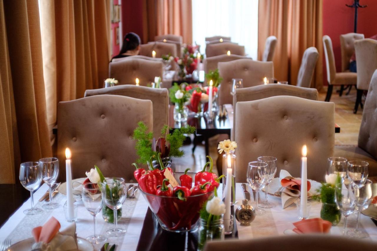 Country Spa Retreat Snagov Exterior foto A table set for a dinner party