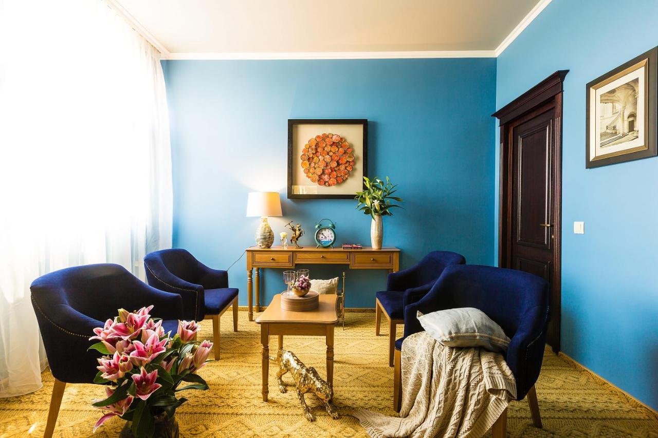 Country Spa Retreat Snagov Exterior foto A room with blue walls and blue furniture