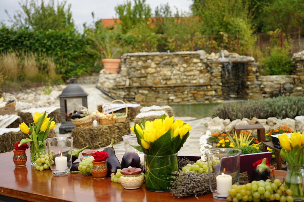 Country Spa Retreat Snagov Exterior foto A typical table at a Greek wedding