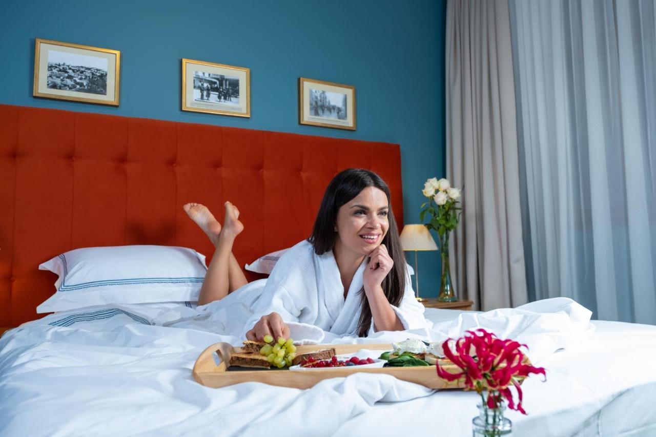 Country Spa Retreat Snagov Exterior foto A woman in a bathrobe
